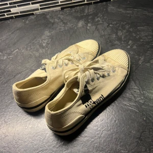 Isbel marant skor - Säljer dessa beiga sneakers från isabel marant i st 38❣️ 