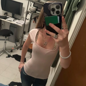 Gina tricot topp Xxs - Jättefin ljusrosa topp från Gina tricot i storlek xxs❤️nyskick, använd fåtal gånger. Tveka inte att höra av dig vid frågor!