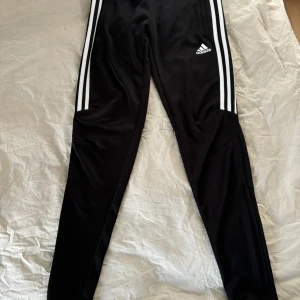 Adidasbyxor  - Adidasbyxor i storlek xs. I mycket bra skick. 