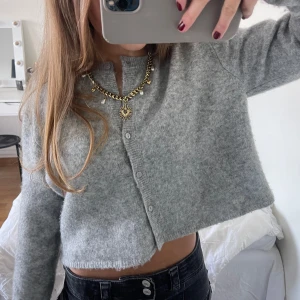 Stickad kofta - Så snygg kofta från zara, en knapp som lossnat men går att fixa (skickar med knappen)