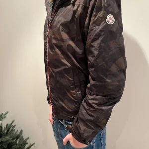 Moncler Camo Windbreaker - Tjena! Säljer denna unika Moncler windbreaker med camo print då den inte kommer till användning. Den är i storlek 3 som sitter som S/M. Mycket bra skick! Perfekt nu under våren men passar även för sommaren. Hör gärna av vid funderingar eller om extra bilder efterfrågas. Priset är flexibelt 😊