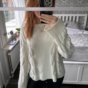 vit stickad tröja - Vit stickad tröja, använd fåtal gånger så skulle säga att den är som ny🥰