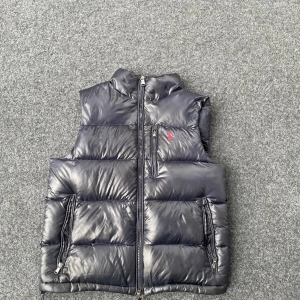 Polo Ralph lauren dunväst - På bild 3 så är det en liten lagning. Annars fint skick😄