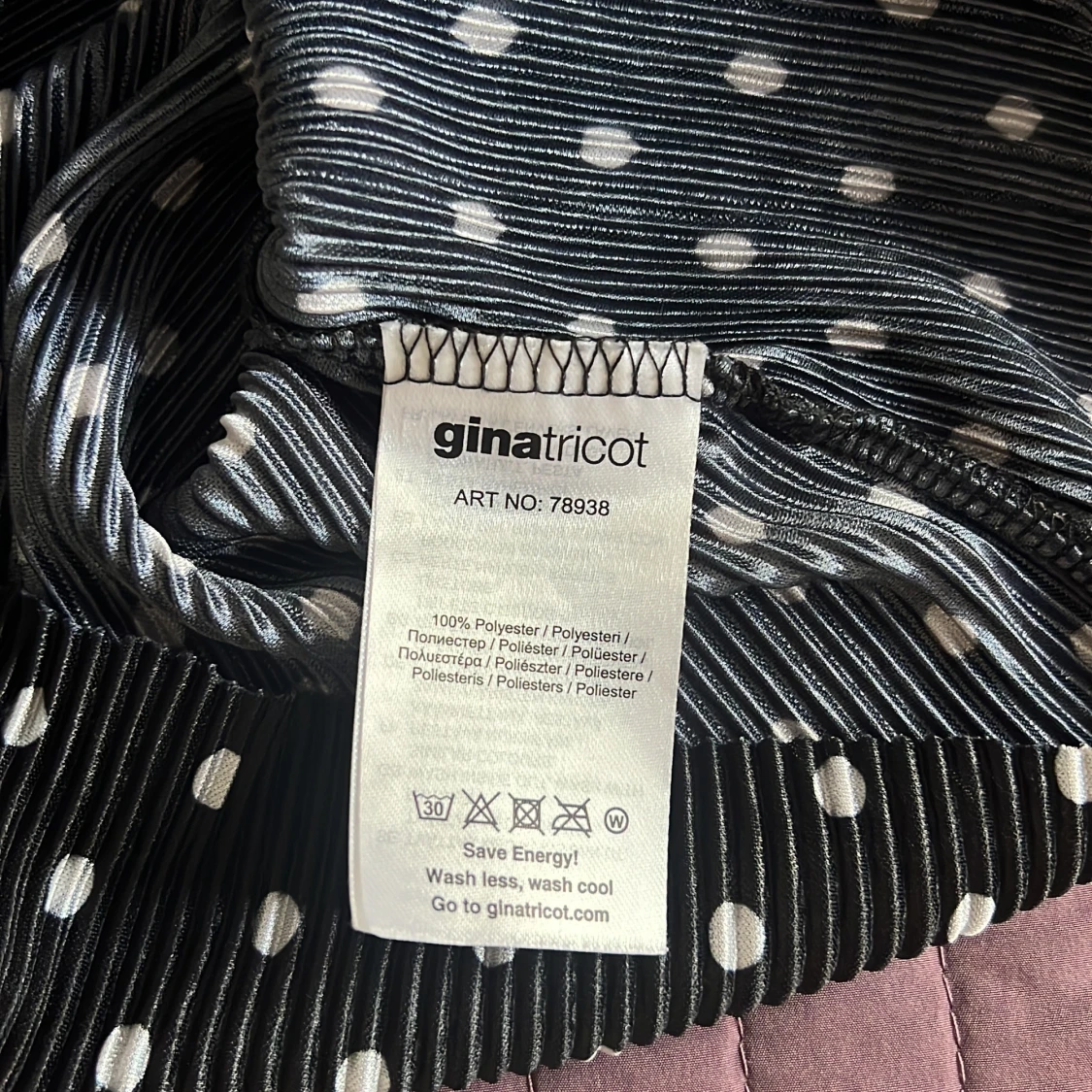 Svart omlottopp med prickar från Gina Tricot - 93