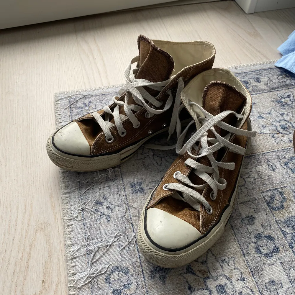 Bruna Converse. Ganska sletna. Skor.