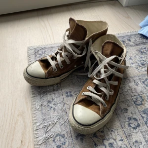 Converse  - Bruna Converse. Ganska sletna
