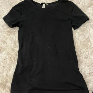 Figursydd t-shirt - Tight figursydd t-shirt som sitter jättebra på! Storlek Xs men passar mig med S också!💞💞🥰