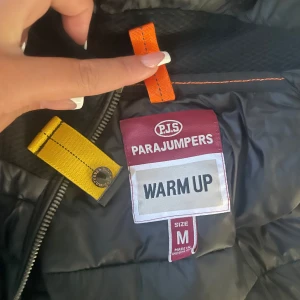 Parajumpers höstjacka - Väldigt elegant höstjacka, täcker rumpan och använt ett fåtal gånger, den är som ny. Fina detaljer och inte som orginala parajumper höstjackan M men funkar som S också