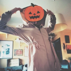 Beige parkajacka med huva - Säljer en snygg beige parkajacka med huva och dragkedja. Jackan har en normal passform och är perfekt för höst och vår. Den har justerbar midja med snörning för en bättre passform. Perfekt för en casual look!