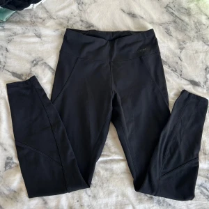 Träningstights - Träningstights från Stronger i nyskick, använda en gång. Nypris: 699kr tror jag, men de säljs ej längre. Säljer pga att de är för små. Storlek: S. Skriv om ni undrar något!