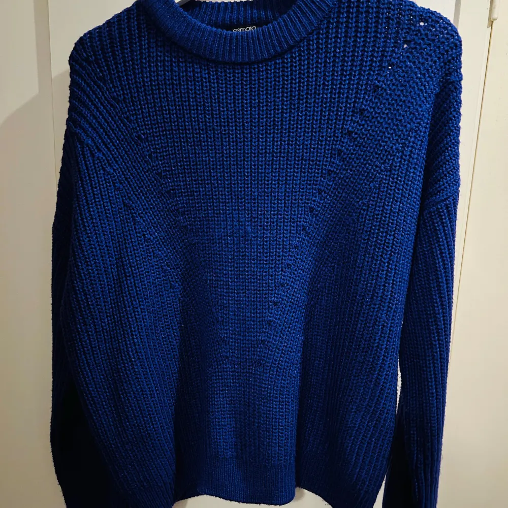 Säljer en snygg lila stickad tröja från Esmara. Perfekt för kyliga dagar med sin mysiga och varma känsla. Tröjan har en klassisk design med långa ärmar och en rund halsringning. Passar både till vardags och lite finare tillfällen. . Tröjor & Koftor.
