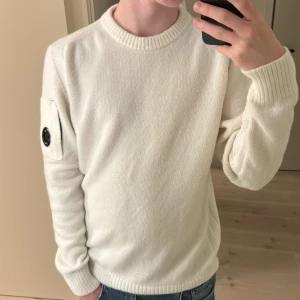Cp company stickad tröja - Jävligt fet cp company tröja i stl s men passar m, riktigt bra kvalite på tröjan då den är 50/50 på cashmere och merinoull. Skriv ifall det förekommer frågor.✌️