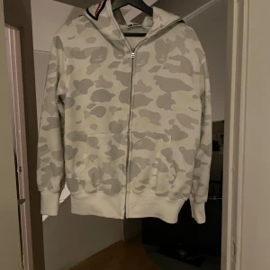 Bape shark hoodie - Bape hoodie i strl s. Köpt här på plick för 800. jättebra skick. Säljer för att jag inte använder längre. pris går att diskutera.