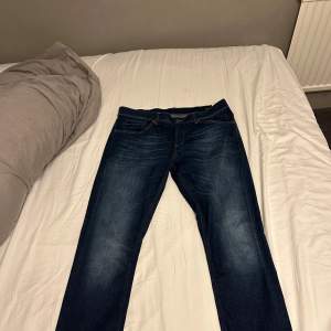 Dondup jeans modell george skick 9/10. Riktigt feta och snygga! Bara att skriva om frågor finns!👍🏻 nypris 3200 mitt pris 999!