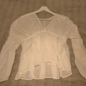 Blus - En jätte söt vit blus🤍