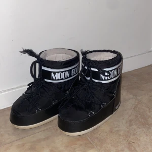 Moon boots - Säljer moon boots i stl 36-38 köptes förra vintern på Plick men har inte använts mycket ser ut som nya.