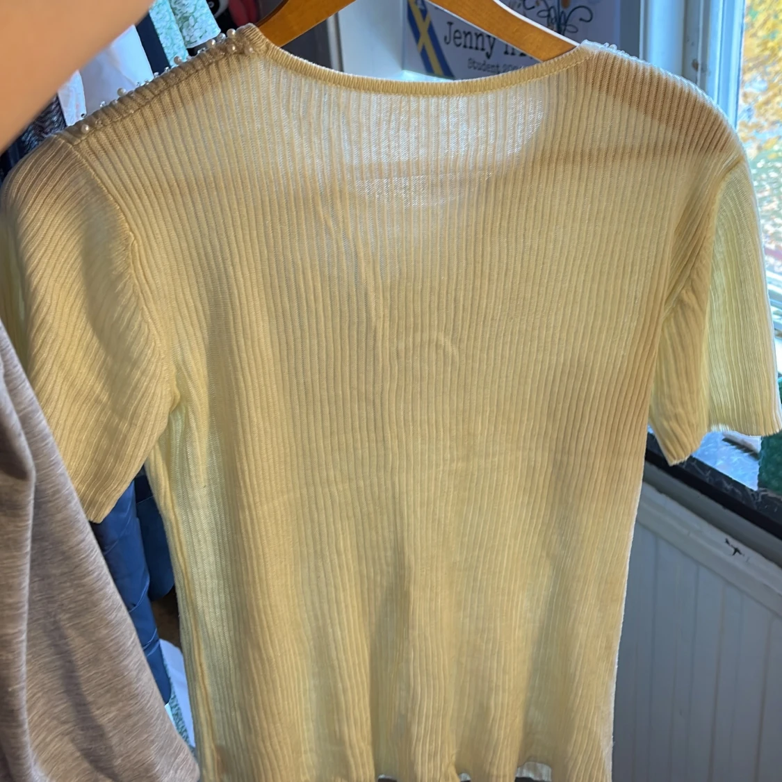 Fin gul tröja med pärlor  - 91