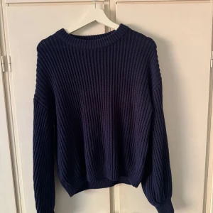 Stickad tröja NA-KD -  Fin stickad tröja från NA-KD, inte mycket använd så i superfint skick!!🥰💙