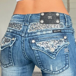 Miss me jeans - Midjemått: 37cm rakt över, innerbenslängd: 80cm 💕