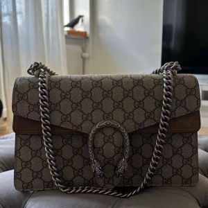 Gucci väska - Gucci Dionysius medium size  Väldigt välskött och i fint skick.  Boxen förstördes och därav inte finns kvar påsen till väskan finns kvar.   Kontakta mig för fler frågor  Kvitto finns