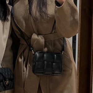 Mini crossbody väska - Superfin chic liten väska som är märkes inspirerad!  Köpt utomlands.