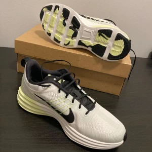 Nike Lunar Roam - Säljer ett par Lunar Roam då jag beställde fel storlek, dom är oanvända och endast testade så dom är helt nya nya. Orginal taggar och lådan ingår. Tveka inte på att höra av dig om du har några fler funderingar!