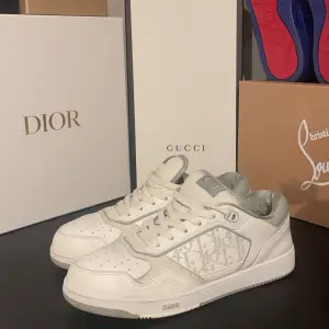 Säljer nu minna Dior B27 Low White Gray i stl 43. Skick 8-10. Dustbag och låda med följer även org kvitto!. Retail 11-12.000kr mitt pris 5.699kr. 