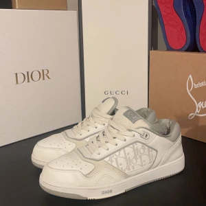 Dior B27 Low White Gray - Säljer nu minna Dior B27 Low White Gray i stl 43. Skick 9-10. Dustbag och låda med följer även org kvitto!. Retail 11-12.000kr mitt pris 5.699kr. 