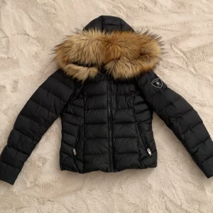 Rock and blue svart vinterjacka med päls  - Jätte fin vinterjacka som inte kom till användning, användt bara 3-5 gånger. Inga defekter 