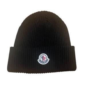 Svart moncler mössa - Svart moncler mössa i helt nytt skicka. Det ända dåliga med mössan är att skannern inte längre är vid funktion.