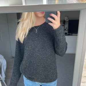 Grå tröja  - Grå tröja som knappt är använd 