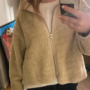 Fleecejacka från weekday  - Mysig och snygg höst/vinterjacka från Weekday i fleece, beige, strl M. Pris är diskuterbart!😊