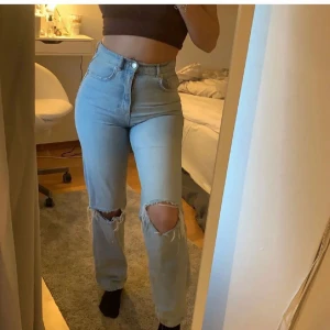 Gina jeans  - Jätte fina och bekväma jeans från Gina, bra skick och bra pris. Ser väldigt högmidjade ut men man kan ha dom midwaist💕 38❣️