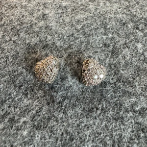 NYA kristallörhängen silverhjärta - Nya örhängen i 925silver med små swarowskikristaller Köpt på Albrekts guld