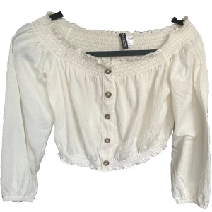 Vit off shoulder crop top - Vit off shoulder crop top från H&M, endast använd 1 gång💕 storlek M, lite liten i storleken🩷
