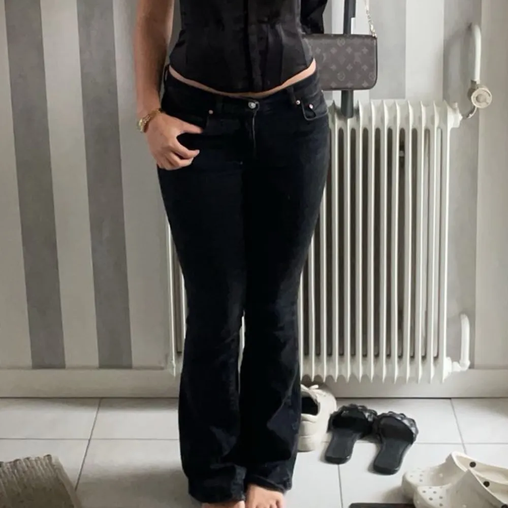 Säljer dessa lågmidjade bootcut jeansen från Ginatricot. De är svarta men är ganska slitna. Skit snygg passform, är för små för mig nu. Jag är 168cm lång.. Jeans & Byxor.