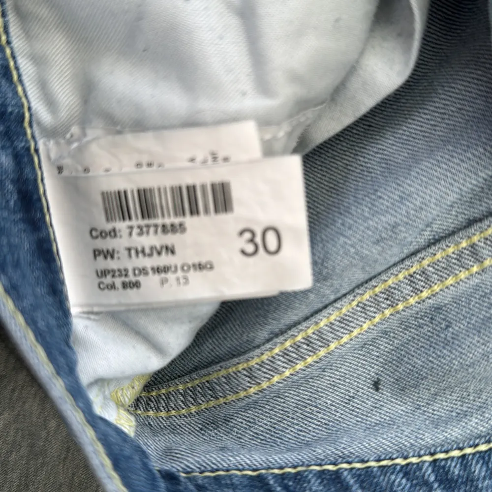 Dondup George Jeans | Bra skick med snygga slitningar men se bild 4 för missfärgning på jeansen(märks inte jättetydligt); därav priset | Skriv för mått | INGA BYTEN . Jeans & Byxor.