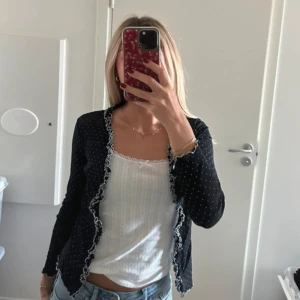 Kofta/bolero med volang  - Supersöt prickig kofta/bolero i mesh med volanger! One size! (Satt ihop den i mitten med säkerhetsnål)💓