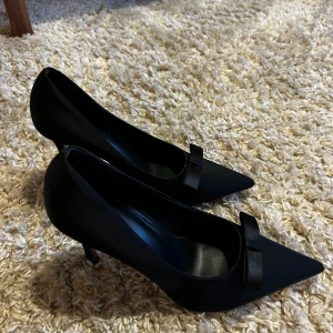 Klackskor - Klack skor. Strl 39. Märke: ASOS Material: silke Höjd: 8cm  Använd fåtal gånger, är som ny.