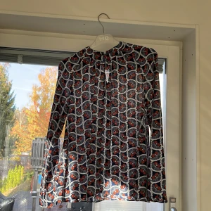 Stockholm LM blus  - Transparent Stockholm LM blus Inköpt på MQ  Storlek:Xs Superskick! Perfekt för hösten 