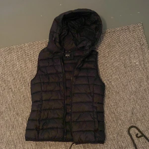 Väst - Jätte fin väst som är använd några gånger. Inga tecken på användning!