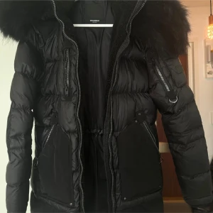 Vinterjacka - Fin vinterjacka med svart päls. Storlek 36