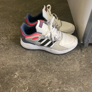 Ny adidas - Helt nytt köpt och i väldigt gott skick men den var tyvärr för liten på mig.