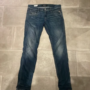 Replay jeans  - Replay blir jeans i modellen anbass.  perfekt om man inte vill ha hypet Felix efter som dem här sitter inte lika tight en liten diffekt vid fickan. Stolen 30/34 passar även 31/34