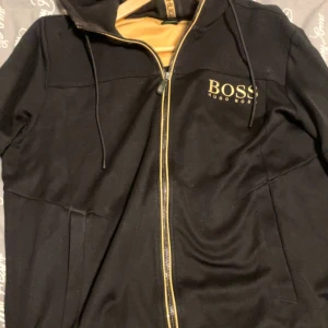 Hugo Boss hoddie  - Just nu rensar jag garderoben på gamla kläder och kläder som inte passar eller används.  Slitningar på armbågarna. 