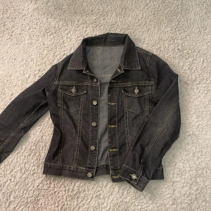 Grå jeansjacka - Säljer denna supersnygga jeansjacka som var min mammas när hon levde i sina yngre dagar. Är supersnygg på hösten och inför våren!!