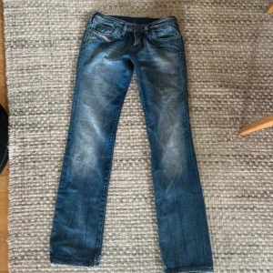 Lågmidjade dieseljeans💘 - Skitsnygga lågmidjade, bootcut dieseljeans. Strl 28, midjemått 38 cm och innerbenslängd 85 cm. Superfint skick, inga defekter alls. Skriv vid funderingar!! Pris kan diskuteras💘