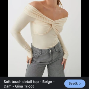 Beige topp - ”Doft touch detail top” från Gina Tricot en super snygg beige of shoulder top med detalj i storlek XS. Använd en/två gånger tyvärr kommer den ej till användning då den är för liten för mig. Inga defekter! ❣️❣️