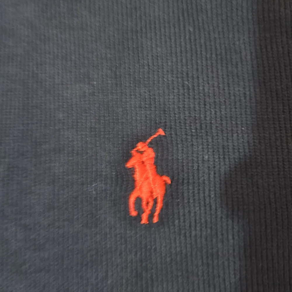 Säljer polo zip tröja som är väldigt trendig just nu Skick: använt knappt 2 gånger, (som en ny) 10/10 Mörkblå (navy) Storlek: small (S)  Nypris från internet ligger på 2200kr Priset kan diskuteras vi snabb affär.. Hoodies.