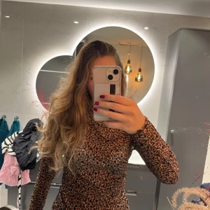 Leopard långärmad  -  See through topp med leopard print🐆     Från Levǝtē ⁉️Original pris 800kr.  Sällan använd 
